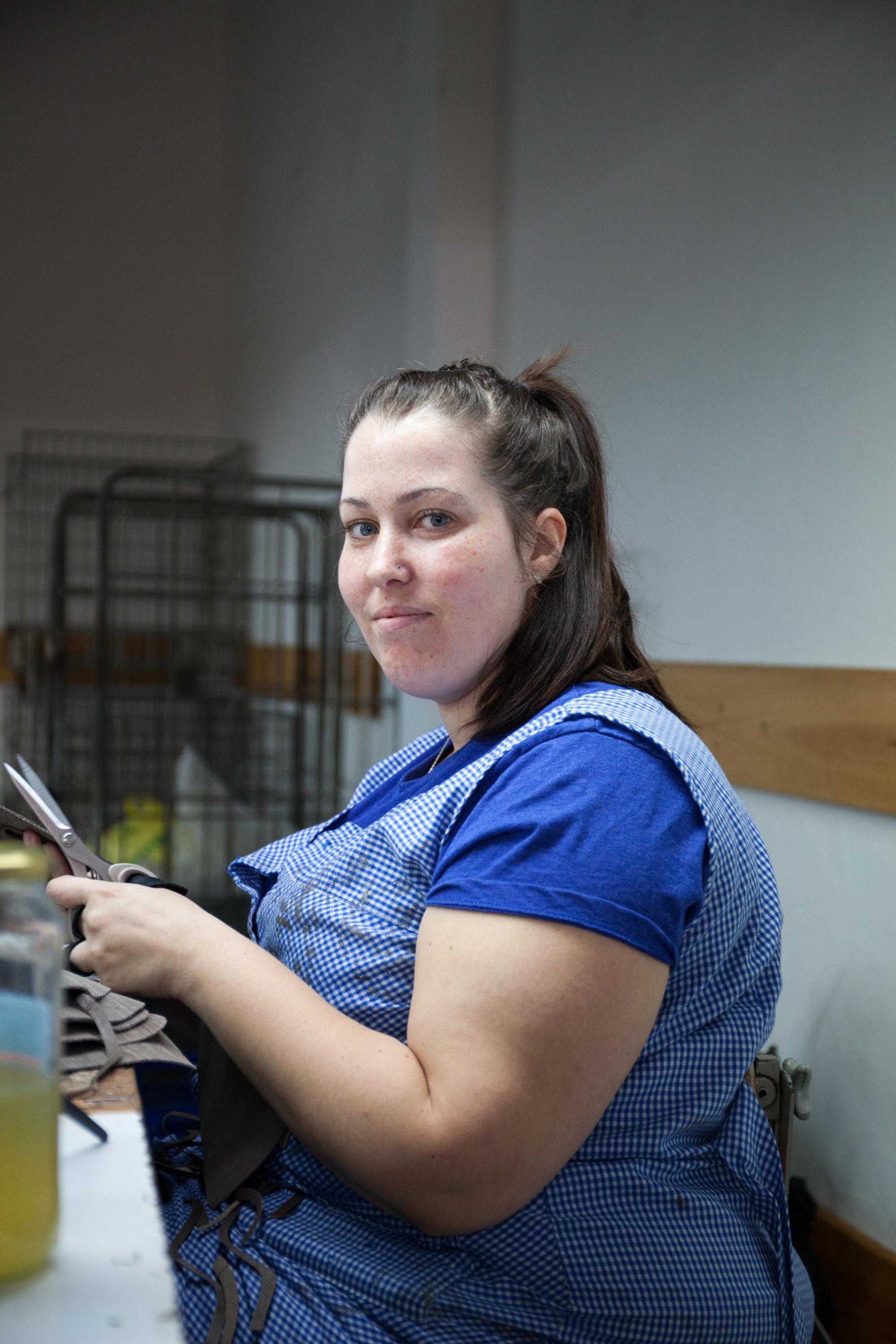 Mujer trabajadora en fábrica de calzado de Elche